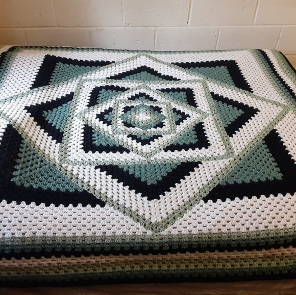 Crochet blanket - Picture 1 of 3